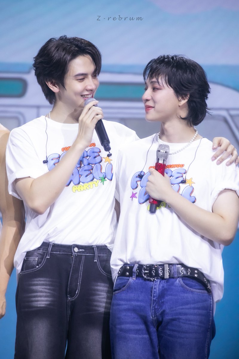_zrebrum_'s tweet photo. อยู่ข้างๆกัน อยู่ยิ้มไปด้วยกัน นะจ๊ะ 

LAST MEMORY WITH FOUREVER YOU

#FoureveryouFarewellParty 
#แม็กกี้บาส #maxkybas https://t.co/2QUsxEax3r