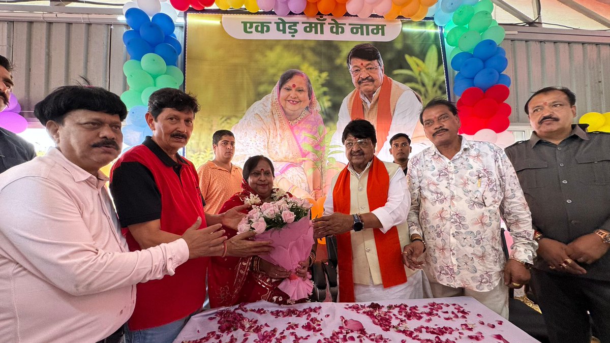 AkashVOnline's tweet photo. एक पेड़ माँ के नाम…

पूजनीय माँ श्रीमती आशा विजयवर्गीय जी ने अपने जन्मदिन पर पूज्य पिताजी आदरणीय श्री कैलाश विजयवर्गीय जी के साथ रेवती रेंज मे वृक्षारोपण किया व उपस्थित सभी पर्यावरण हितैषियों से भी अपने व परिवारजनों के जन्मदिन पर वृक्षारोपण कर धरती माँ को एक अनमोल उपहार देने का सभी से आह्वान किया !