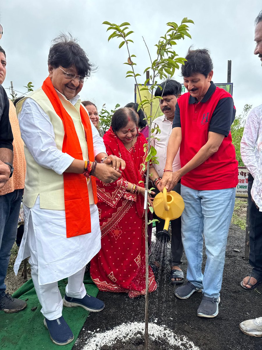 AkashVOnline's tweet photo. एक पेड़ माँ के नाम…

पूजनीय माँ श्रीमती आशा विजयवर्गीय जी ने अपने जन्मदिन पर पूज्य पिताजी आदरणीय श्री कैलाश विजयवर्गीय जी के साथ रेवती रेंज मे वृक्षारोपण किया व उपस्थित सभी पर्यावरण हितैषियों से भी अपने व परिवारजनों के जन्मदिन पर वृक्षारोपण कर धरती माँ को एक अनमोल उपहार देने का सभी से आह्वान किया !