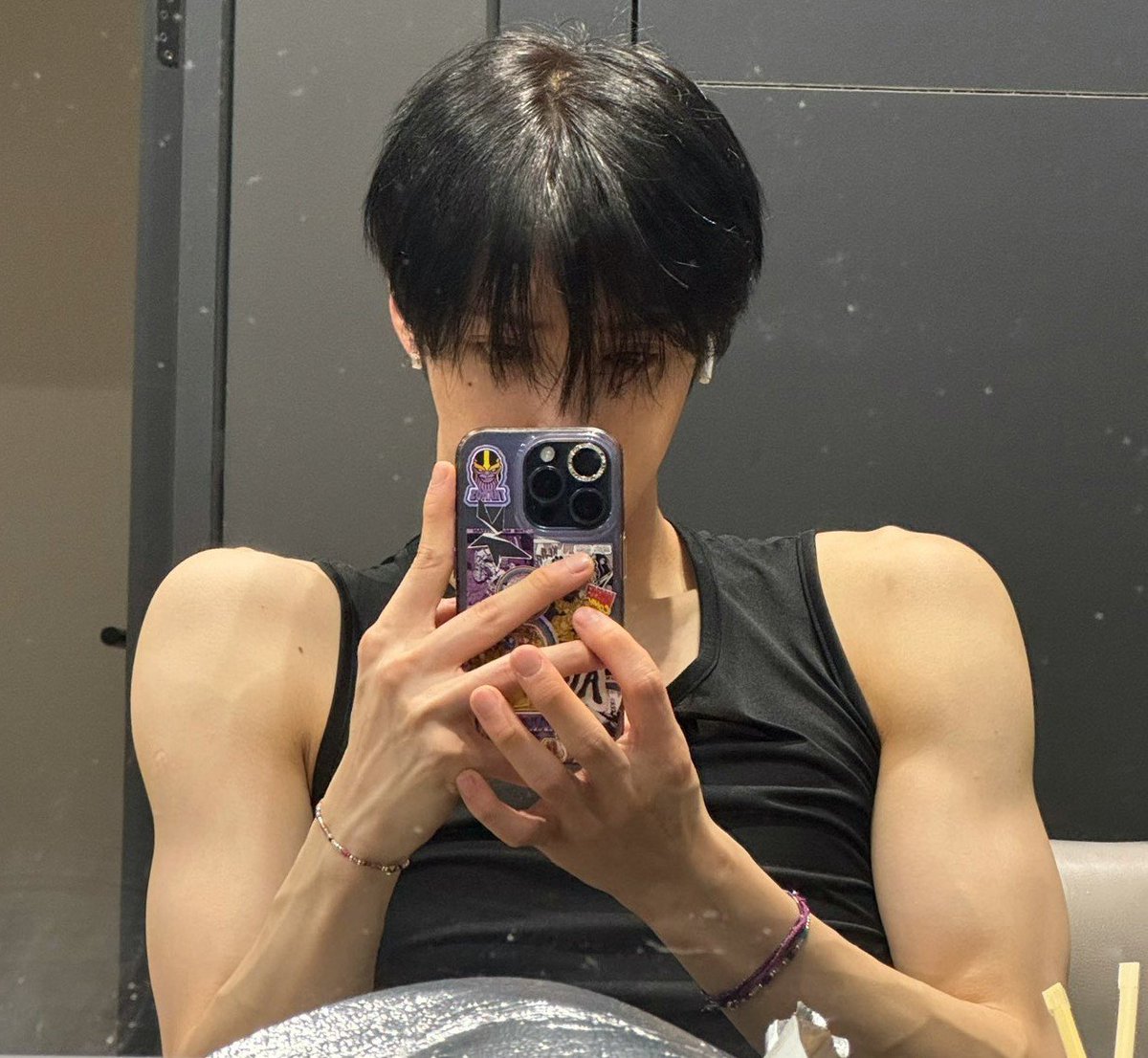arnopilled's tweet photo. black hair + black tank top GOD HAVE SOME MERCY??? https://t.co/6GpOePIsXT