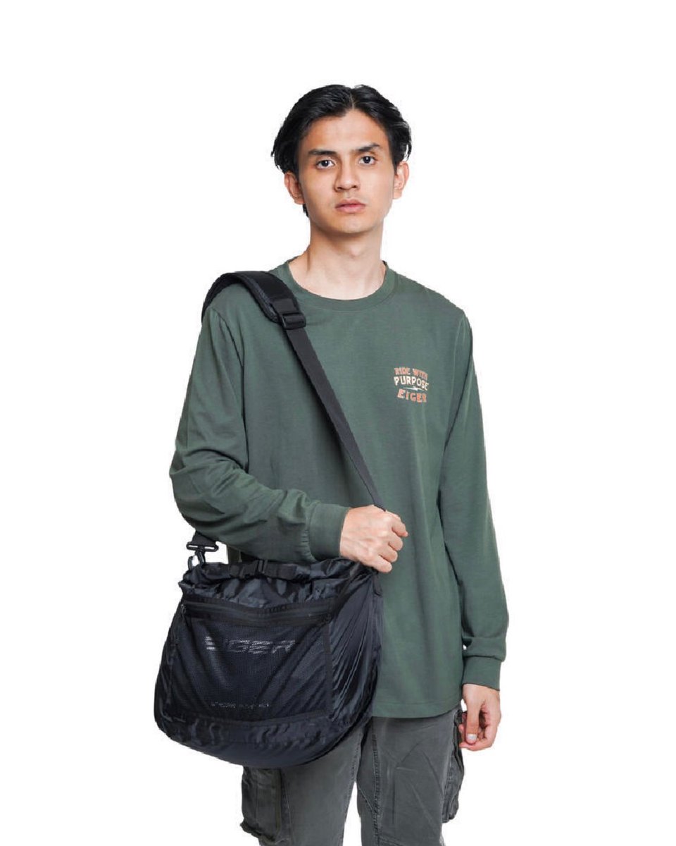triverie_id's tweet photo. Begitu turun dari motor, tinggal pasang tali bahunya dan tas ini langsung berubah jadi tas selempang. Praktis tanpa perlu pindah-pindah barang. Minat? DM! #Eiger #EigerRiding https://t.co/6pypwjigjO