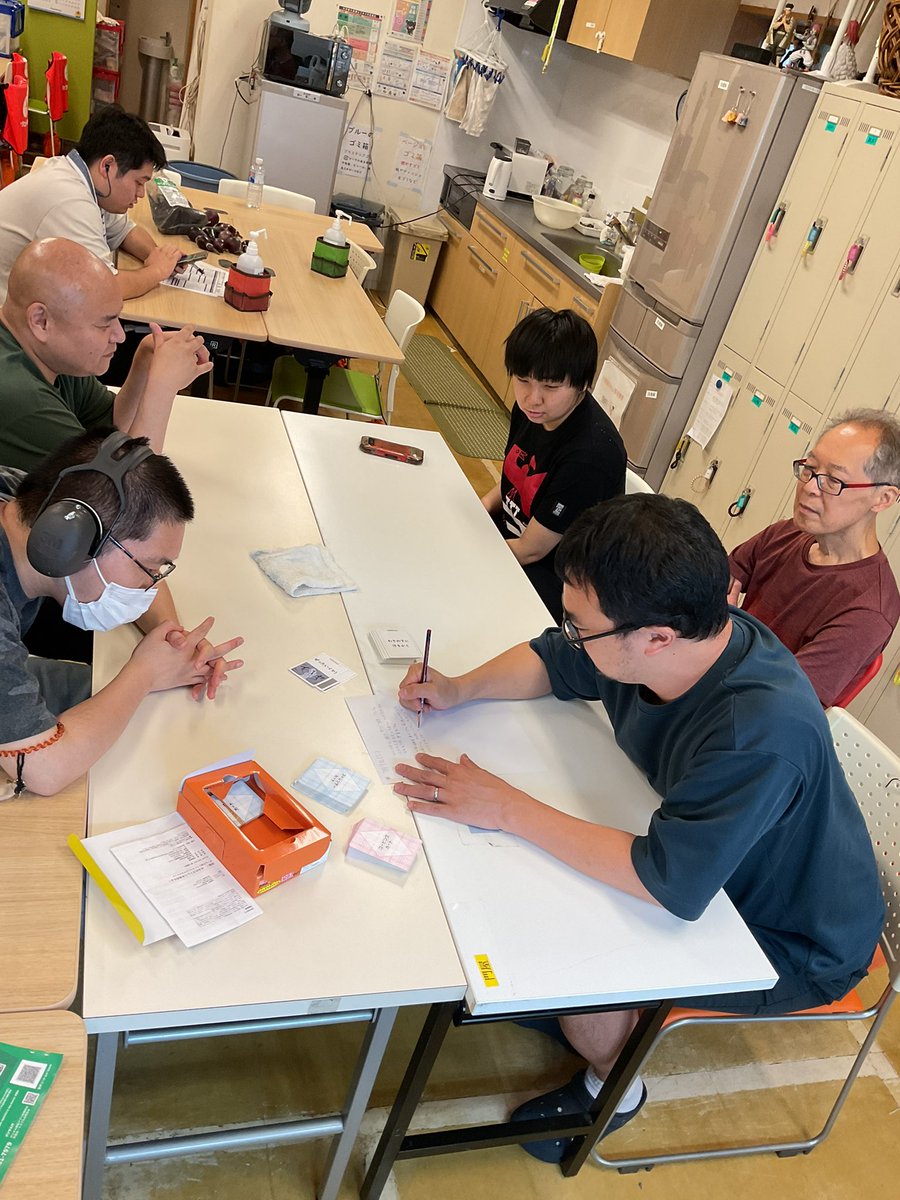 caraconeoffice's tweet photo. 心理プログラムの時間です⏰
カードを使ったストレス発見ゲームをやりました✨

集団生活をするうえで、相手を尊重し思いやりを持つことは重要。
相手の気持ちになって考えることを学ぶ会でした😌 https://t.co/mFJC6CxLrk