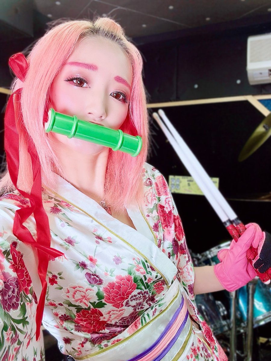 hina_drums's tweet photo. 本日は、7/7七夕🎋🌠と言う事で、竹を咥えながらドラムを叩く私を見て下さい‼️😆🤘🔥🔥🥁🥁

YouTube、チャンネル登録も是非！よろしくお願いします😊！！

『残響散歌』/Aimer
-Drums Cover-
https://t.co/rvYS2BEI59

皆様の素敵な日々に、沢山の素敵な音楽が溢れますように🎋✨

#TSP 
#tribalscreamofphoenix 
#HINA 
#姫那