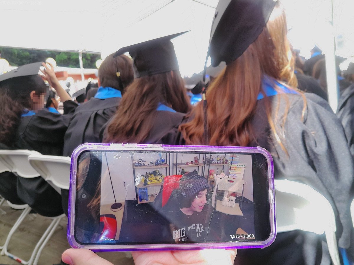 matt_quack7's tweet photo. No dejaba de ver a @Quackity ni en su graduación 💔 https://t.co/2ZJsQ8HDto