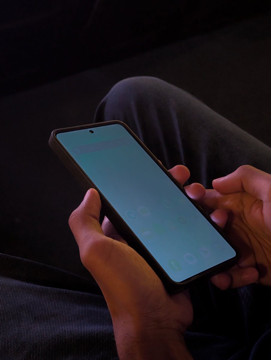techdroider's tweet photo. Dude was trying to see what I was doing... so I turned on Samsung Privacy Display https://t.co/5FcS8cCFJX