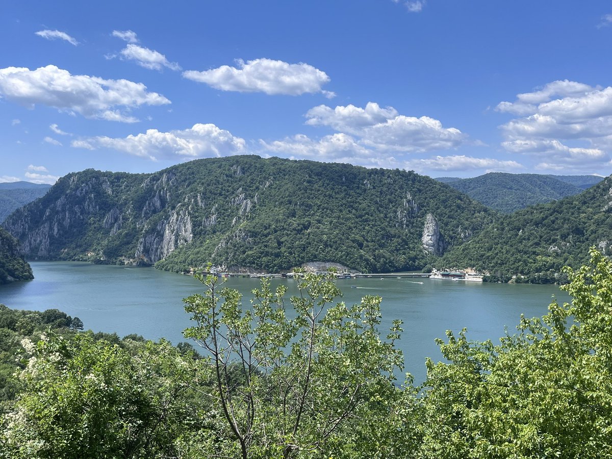 bojana_mala's tweet photo. Prošle godine sam u razmaku od nekoliko meseci provela po nekoliko dana u dolini Vahau na gornjem Dunavu u Austriji i na Dunavskoj okuci u Mađarskoj, tamo gde se Dunav pod gotovo pravim uglom iz brze planinske reke pretvara u mirnu panonsku.
Obe regije su prelepe, prepoznatljivi su brendovi daleko izvan granica država u kojima se nalaze.

Ali sve te utiske briše pogled na Đerdapsku klisuru. Po prirodi, neuporediva, po potencijalu za razvoj, skoro bez konkurencije sa ostatkom Srbije. A ipak, istovremeno je  i jedan od demografski najpraznijih i ekonomski najzapuštenijih krajeva. Za one koji beže od hiperurbanizacije, to je raj. Za svakoga ko ume da vidi širu sliku, knedla u grlu.

Srbija nestaje, to je činjenica koja se ne može sakriti. Tiho, bez velikih naslova o egzodusu i ugroženosti, a to što se mi pravimo da se ovo ne dešava, ne pomaže mnogo.

Ni najlepši pejzaži ne mogu da sakriju spuštene roletne, zaključane kuće, zatvorene radnje i gradove iz kojih ljudi odlaze. Golubac, Donji Milanovac, Kladovo… Stižu brze saobraćajnice sa četiri trake, ali kasno, jer putevi sami po sebi ne vraćaju ljude.

Kako smo došli do toga da svakodnevni pogled na ovu veličanstvenu prirodu ljudi menjaju za investitorske favele po Beogradu ili za status imigranta negde u Evropskoj uniji?
Zašto su regionalizacija i decentralizacija potpuno nestale iz javnog prostora?
Ko nas je ubedio da je patriotizam isključivo pitanje ugroženosti Srba na Kosovu, u Bosni i Crnoj Gori, a ne pitanje toga da li će moći dostojanstveno da se živi u Golupcu, Majdanpeku, Negotinu, Priboju ili Bosilegradu?
I kakav je to srpski integralizam, ako njegov pogon nosi mehanizam duž jednog malog dela koridora 10, od Novog Sada do Smedereva? 

To su teme koje znače život, ne velike reči o Ustavu i nacionalnim interesima.