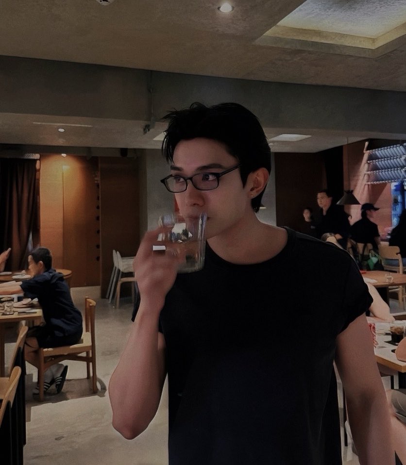 tlepaew's tweet photo. pov: net is your boyfriend 
(only jj can experience it tho) https://t.co/pcMqAaB8yF