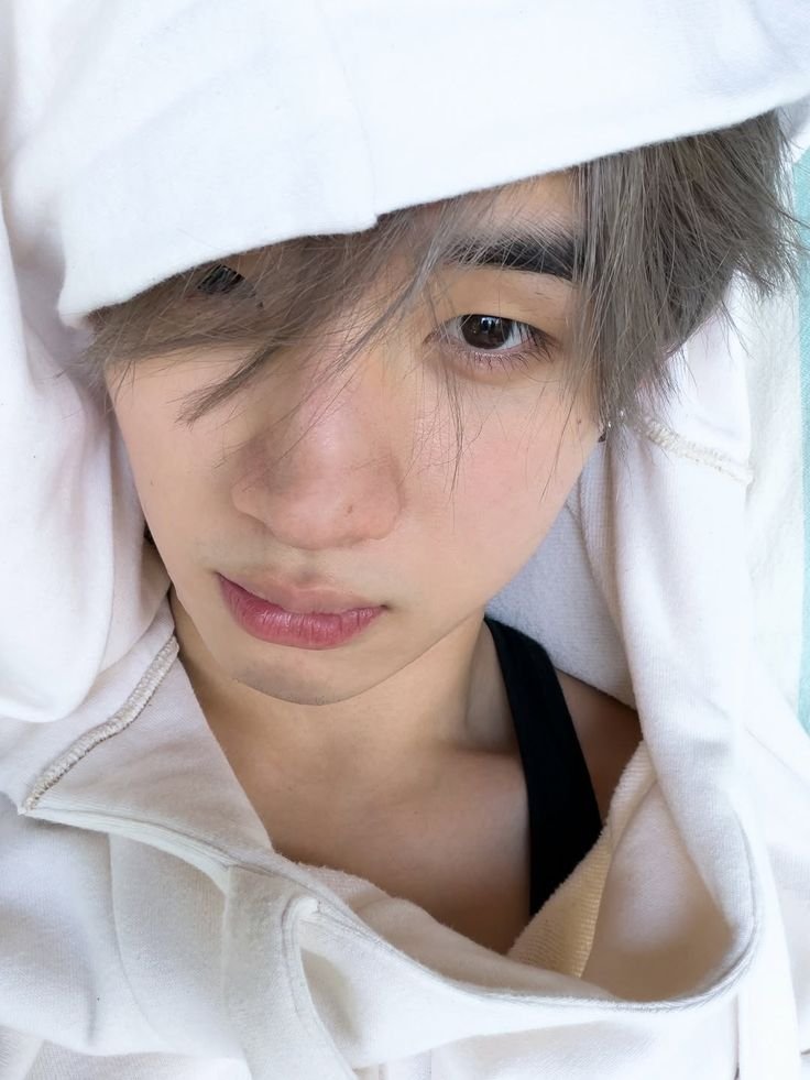 YESHongshi's tweet photo. ada yang tau siang-siang gini biar gak kepanasan harus mandi es teh jumbo dimana? :3c https://t.co/ZNpylqX69h