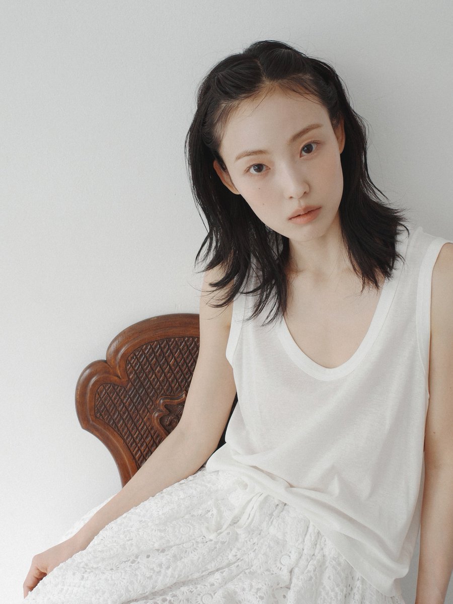 joensonee's tweet photo. A delicate face, adorned with nothing but light makeup that makes every glance feel soft yet unforgettable. https://t.co/pJfYc4SQjf