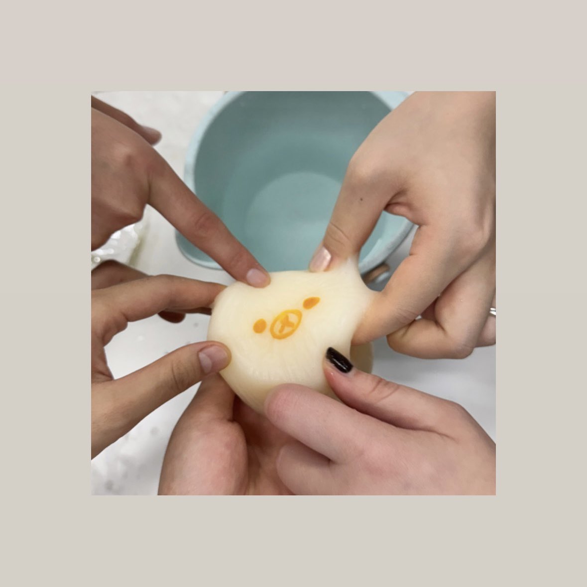 kkakkpotato's tweet photo. 친구가 무락쿠마? 가져와서 물만말?함
친구 : 경로당에 홍삼사탕 가져온 것 같다 https://t.co/BXRKYNV2er