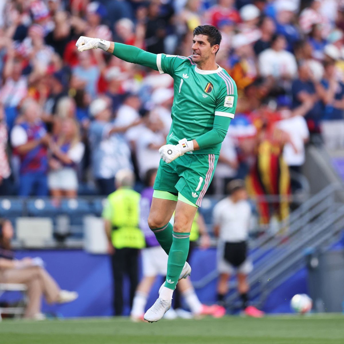 theMadridZone's tweet photo. 🚨 RECORD: Thibaut Courtois has tied Hugo Lloris as the goalkeeper with the joint second most appearances in World Cup history (20). 

He is only behind Manuel Neuer, who has 23. @OptaJose 🧤 https://t.co/E56Su6SodE