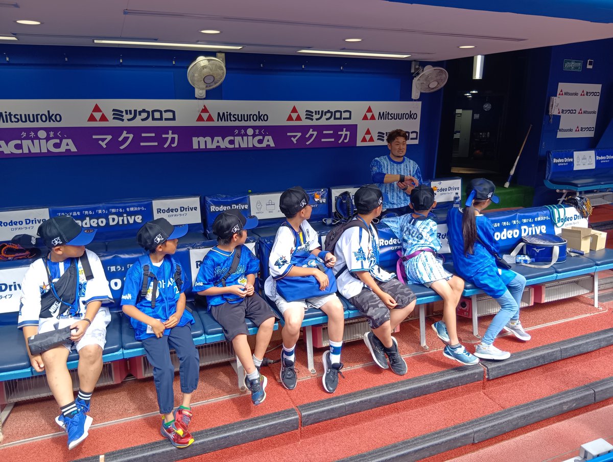 saito_nikkan's tweet photo. 本日はキッズ記者がベンチで取材する機会を待っています。顔は怖いが心は優しいDeNA #戸柱恭孝 捕手が、「どこから来たの」など話しかけています。
右から3番目の子は、戸柱捕手が左手首に巻いているテーピングの残りをもらえました。 https://t.co/KDaUU8HULe