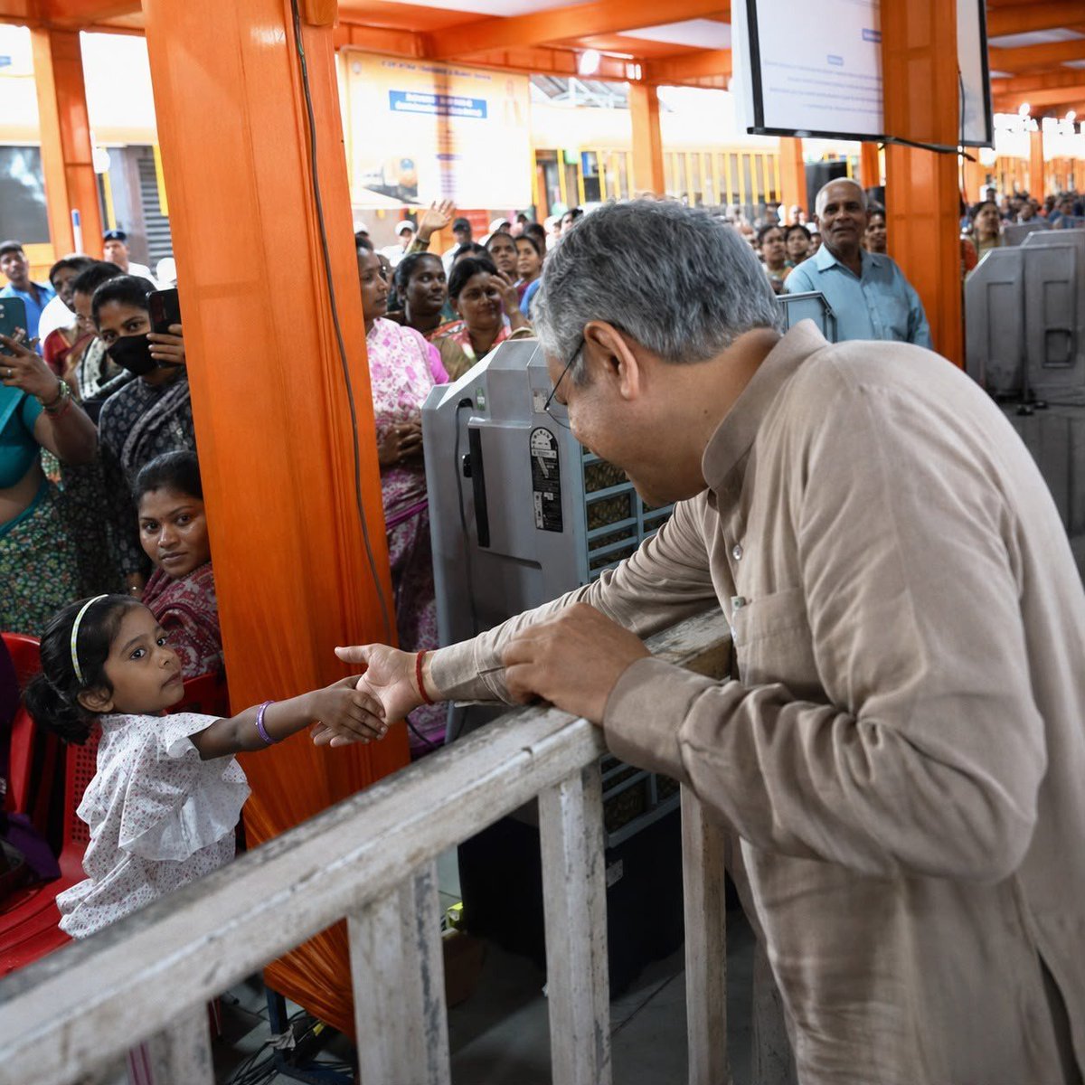 ecor_railfans's tweet photo. Hon'ble MR @AshwiniVaishnaw Ji made his maiden visit to #Brahmapur amid huge public enthusiasm. He flagged off new trains, dedicated railway infrastructure &amp; interacted with citizens of Berhampur, reaffirming Govt's commitment to world-class Rail connectivity for South #Odisha . https://t.co/JdUGisSJjX