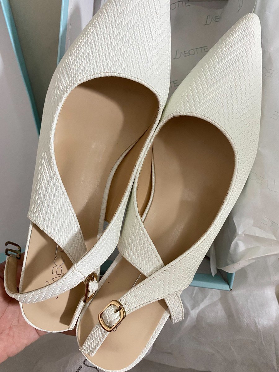 melodykittymiss's tweet photo. ˚˳⟡ ฝากขาย 🧁🎀

🖐🏻🍧 ส่งต่อ รองเท้า labotte มีกล่องและอปกครบค่ะ
Size 40 สีขาว 🤍
📍ราคา 500฿ รวมส่ง ( from 1,090฿ ) 
*มีตำหนิเล็กน้อยค่ะ
- สนใจทักไลน์ได้เลยค่า

#ส่งต่อlabotte #labotte #labotteส่งต่อ #ส่งต่อlabottebkk #ส่งต่อรองเท้า #รองเท้าส้นสูง #labottebkk #รองเท้ามือสอง https://t.co/Zojn39sw5e