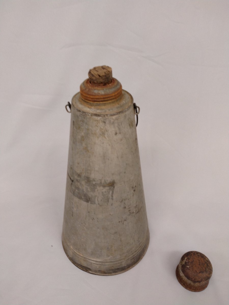 tonaminobunka's tweet photo. 日刊となみの民具：99

砺波の生産･生活用具 №1942
名称：麦茶冷し
沸かした麦茶をこの中に入れ、井戸の中へ吊り下げて冷やした

井戸で食べ物飲み物を冷やしていた頃の道具です　冷えやすいようにブリキで作られています

#民具 #砺波民具展示室 #民俗文化財 #文化財 https://t.co/NH65MkhZ5d