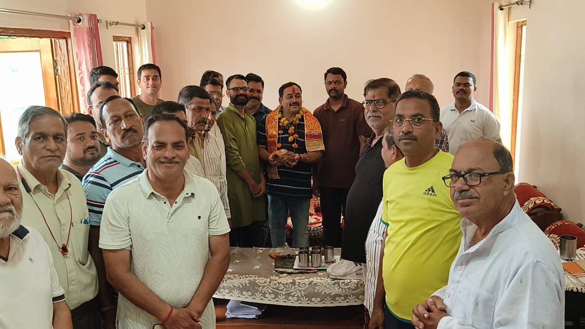 Rajkumardamoh07's tweet photo. स्वयंसेवकों संग 
#चंदन_कार्यक्रम 
#जन्मदिन https://t.co/KW7YQZKyS3