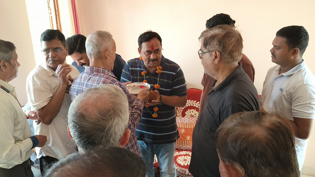 Rajkumardamoh07's tweet photo. स्वयंसेवकों संग 
#चंदन_कार्यक्रम 
#जन्मदिन https://t.co/KW7YQZKyS3