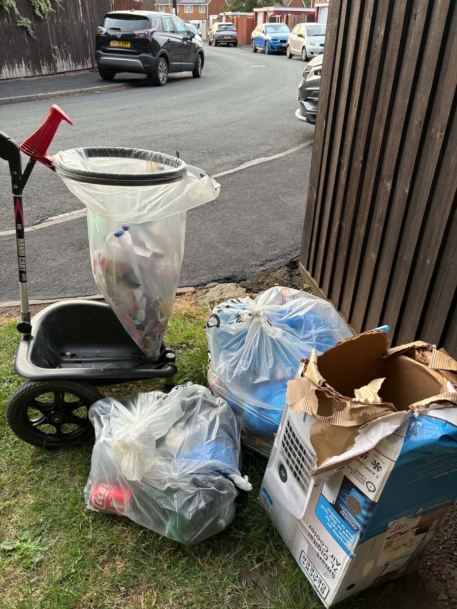 Litterwatch1's tweet photo. Helen is running a one-woman street revival! While we struggled with our Monday kettles, she was out with her litter picker. By hanging bags on her fence, she’s trained everyone to stop littering like goblins. A true local hero! 
#LocalLegend #Rowley #volunteer 
#sandwell https://t.co/4oCVdBLpMN
