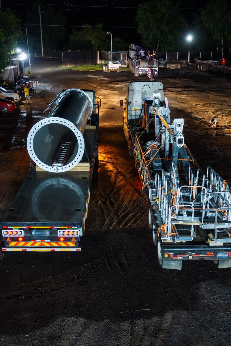 ObrasPublicasSV's tweet photo. Esta noche continuamos trasladando las piezas para el ensamblaje de una de las 23 torres que sostendrán el Aerocable, avanzando en este importante proyecto que fortalecerá la movilidad en el Área Metropolitana de San Salvador. https://t.co/bAwwT0SHjE