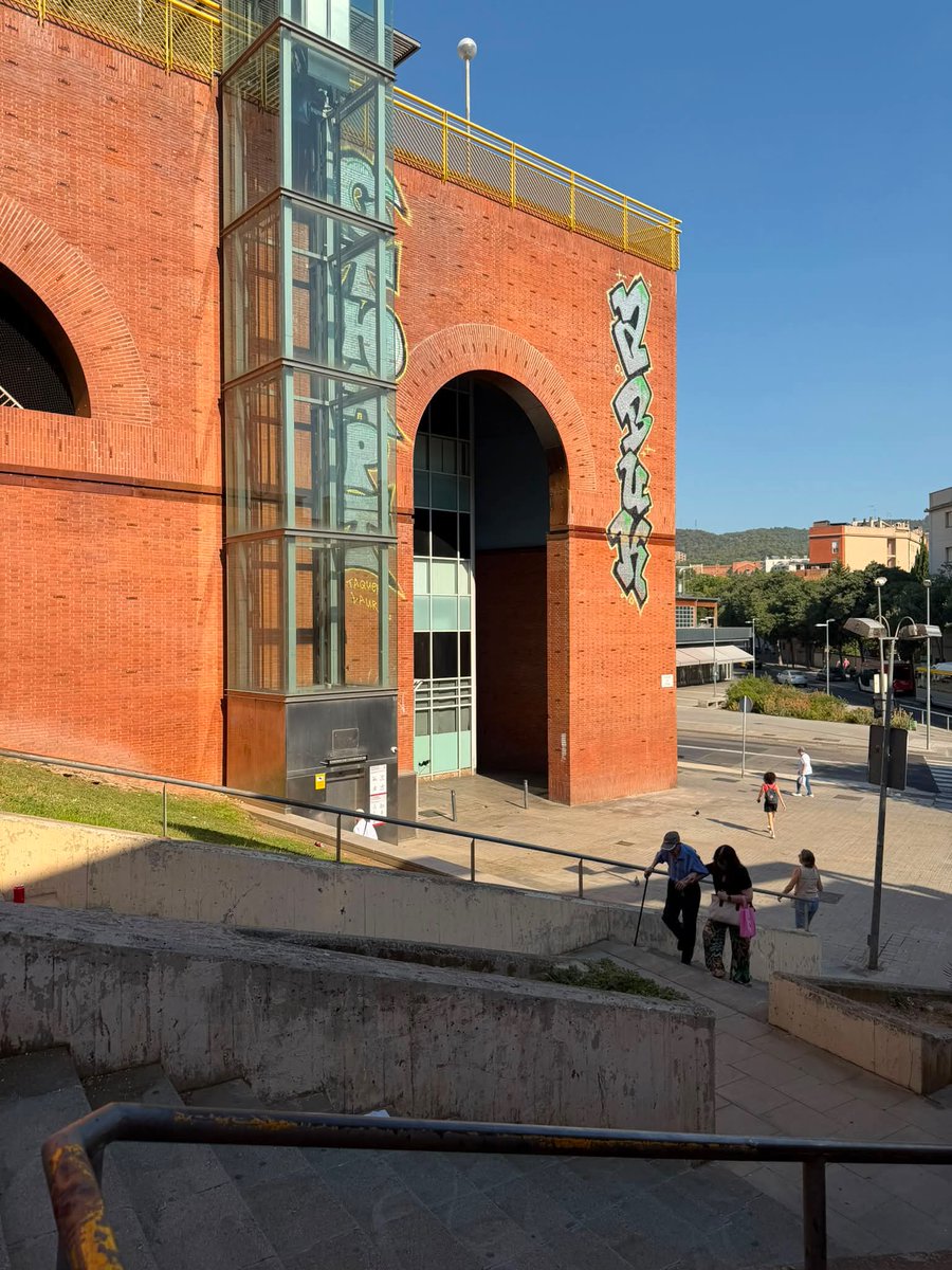 fnmanresa's tweet photo. Barri d'Horta. L'ascensor que hi ha al costat del CAP, sempre fotut, com els pacients que l'han de fer servir. Per aquí no passa "Le grand Depart", oi Collboni?Vergonya! @bcn_ajuntament https://t.co/oXpzawWpFd