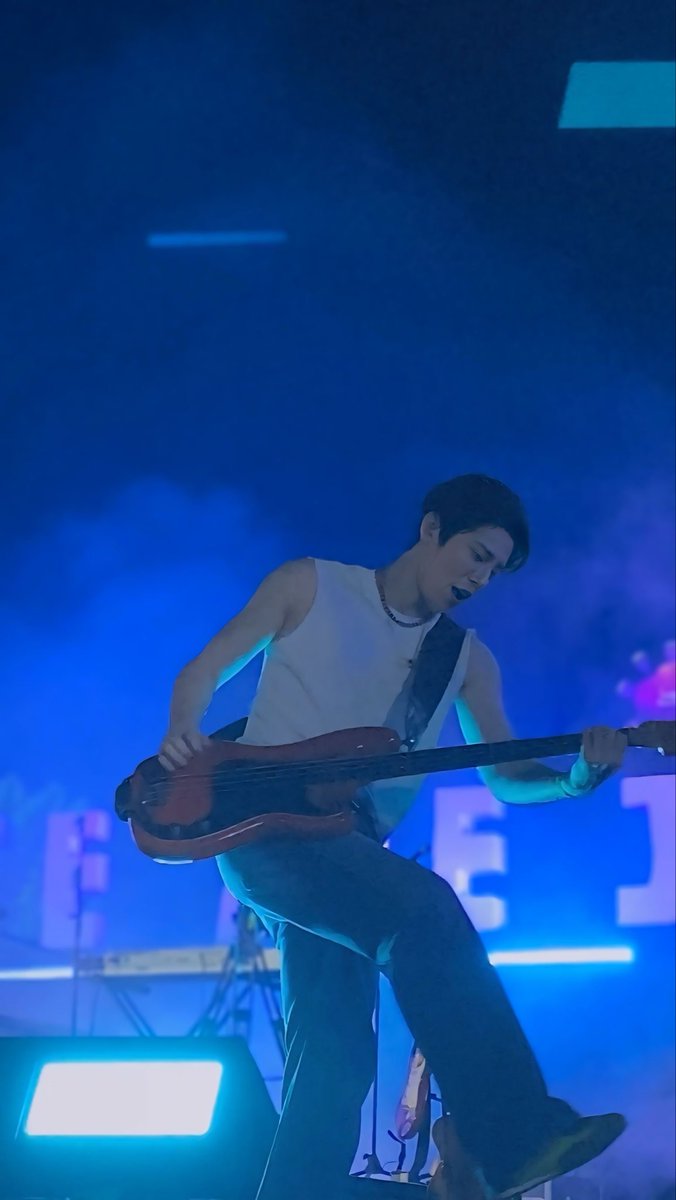 cistinitsic's tweet photo. GANTENG, GAGAH, GEDE, DHUWUR.. LEE TAEGYEOM BASSIST OF THE ROSE 🎸🥀🖤

#PJF2026 #RosetopiaPrambananChapter #TheRose #Taegyeom #Jeff #PrambananJazzFestival https://t.co/NF9Zm0x6WF
