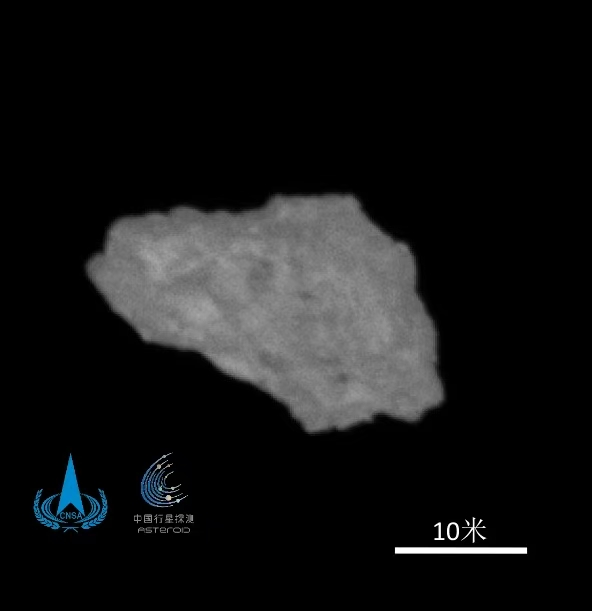 estelsiplanetes's tweet photo. Així és Kamoʻoalewa, una "quasi lluna" de la Terra.

La sonda xinesa Tianwen-2 ha arribat a aquest petit asteroide, de tan sols 30 m.

Es considera una "quasi lluna" perquè, tot i que orbita el Sol, ho fa en una òrbita que el manté sempre a prop de la Terra (de 5 a 45 milions de km de distància).

Crèdit: CNSA