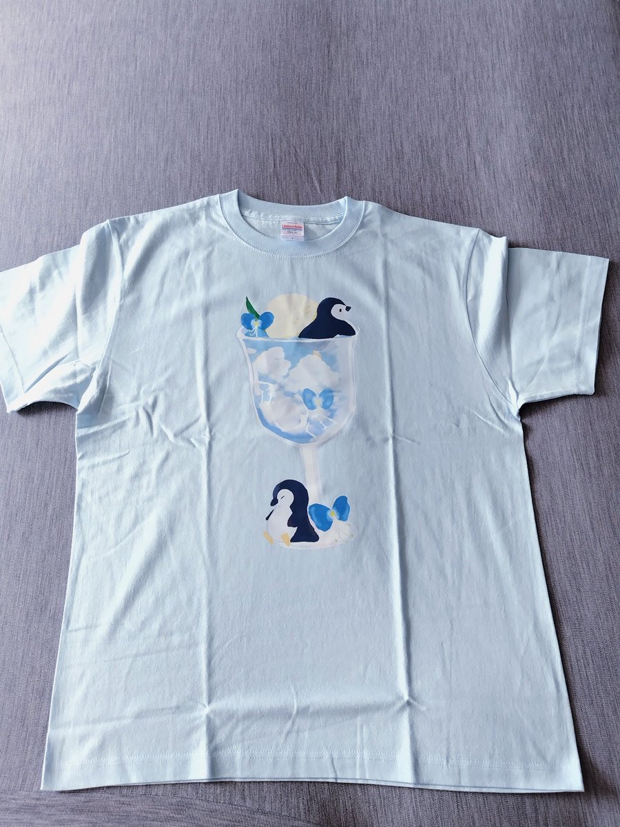 woolpanier's tweet photo. 2枚目です！ペンギン×空のクリームソーダ柄も可愛く印刷していただきました✨
淡い水色のボディなのでバニラ(生成り)よりも透けにくいんじゃないかなと思います。
企画詳細↓
https://t.co/q9fEnjG3sn
ペンギン柄↓
https://t.co/QwcWu0Uvq6

#ざ・Tシャツ展2026 https://t.co/fg22NvLQCH