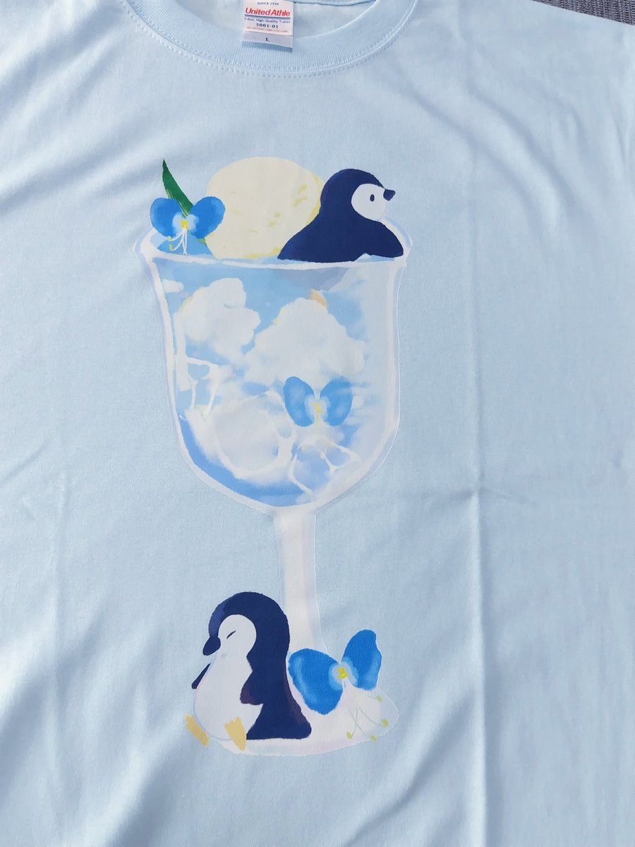 woolpanier's tweet photo. 2枚目です！ペンギン×空のクリームソーダ柄も可愛く印刷していただきました✨
淡い水色のボディなのでバニラ(生成り)よりも透けにくいんじゃないかなと思います。
企画詳細↓
https://t.co/q9fEnjG3sn
ペンギン柄↓
https://t.co/QwcWu0Uvq6

#ざ・Tシャツ展2026 https://t.co/fg22NvLQCH