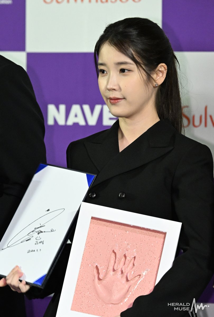 Kkorepo's tweet photo. 【青龍シリーズアワード】#IU「20年より何倍も長く活動したい」…#チュ・ジフン ら昨年の受賞者が再集結！
🔗https://t.co/zEcpVYyodU https://t.co/RSTXte4lF0