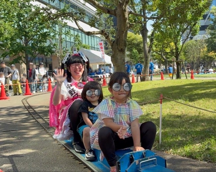 marutto_nakano's tweet photo. 5月9日、10日に四季の森公園で行われた『中野にぎわいフェスタ2026春』を紹介します。ドクターイエロー！？パルクール！？充実のキッズエリアをレポート！

▼#ナカノ観光レポーター「メトロポリちゃんV」さんの記事はこちら
https://t.co/1qxXK7SpZu

#まるっと中野 #中野にぎわいフェスタ https://t.co/TYlgUQBtHI