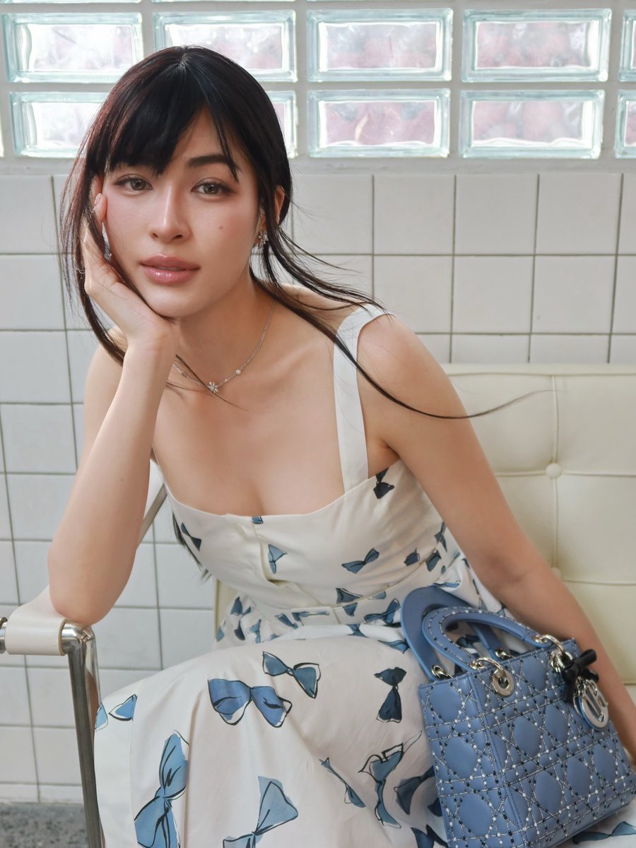 LingOrmTagTrend's tweet photo. พี่หลิง + หน้าม้า + Dior + ชุดกระโปรง = แต่งค่ะ

#Dioriviera #Dior 
#LinglingKwong #หลิงหลิงคอง https://t.co/87bifxNsFZ