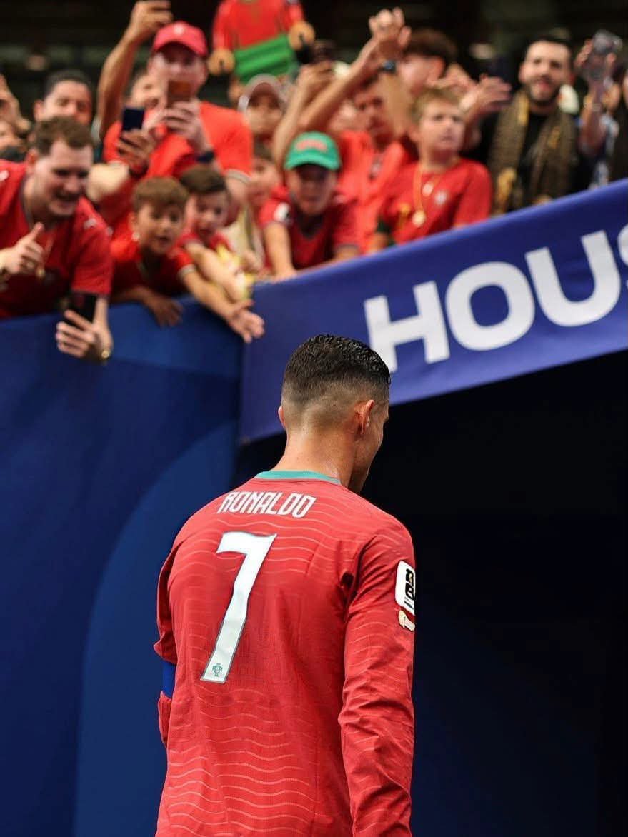 Mundo_MadridCF's tweet photo. Gracias, Cristiano. No pudiste levantar la Copa del Mundo, ese único trofeo que el fútbol nunca quiso regalarte, pero tu historia jamás será definida por un título. Gracias por enseñarnos que el talento abre puertas, pero el trabajo incansable construye leyendas. Gracias por cada entrenamiento, por cada sacrificio, por cada gol imposible y por demostrar que los límites existen para romperse. Gracias por inspirar a millones de personas a creer en sí mismas, a luchar hasta el último minuto y a nunca rendirse, sin importar las críticas o las derrotas. Fuiste campeón de Europa con Portugal, conquistaste las mejores ligas del mundo, rompiste récords que parecían inalcanzables y te convertiste en uno de los máximos goleadores de la historia del fútbol. Pero, por encima de los números, dejaste un legado de esfuerzo, disciplina y mentalidad ganadora. Las lágrimas del Mundial de 2022 no fueron una muestra de fracaso, sino la prueba de cuánto amabas representar a tu país y cuánto significaba ese sueño para ti. El fútbol algún día seguirá sin ti, pero nunca volverá a ser el mismo, porque las generaciones futuras hablarán de Cristiano Ronaldo como uno de los más grandes que ha pisado una cancha. Gracias por las emociones, por las celebraciones, por los momentos inolvidables y por inspirar a millones de personas alrededor del mundo. Las leyendas no se miden solo por las copas que levantan, sino por la huella que dejan, y la tuya será eterna. Gracias por todo, Cristiano. 🐐❤️