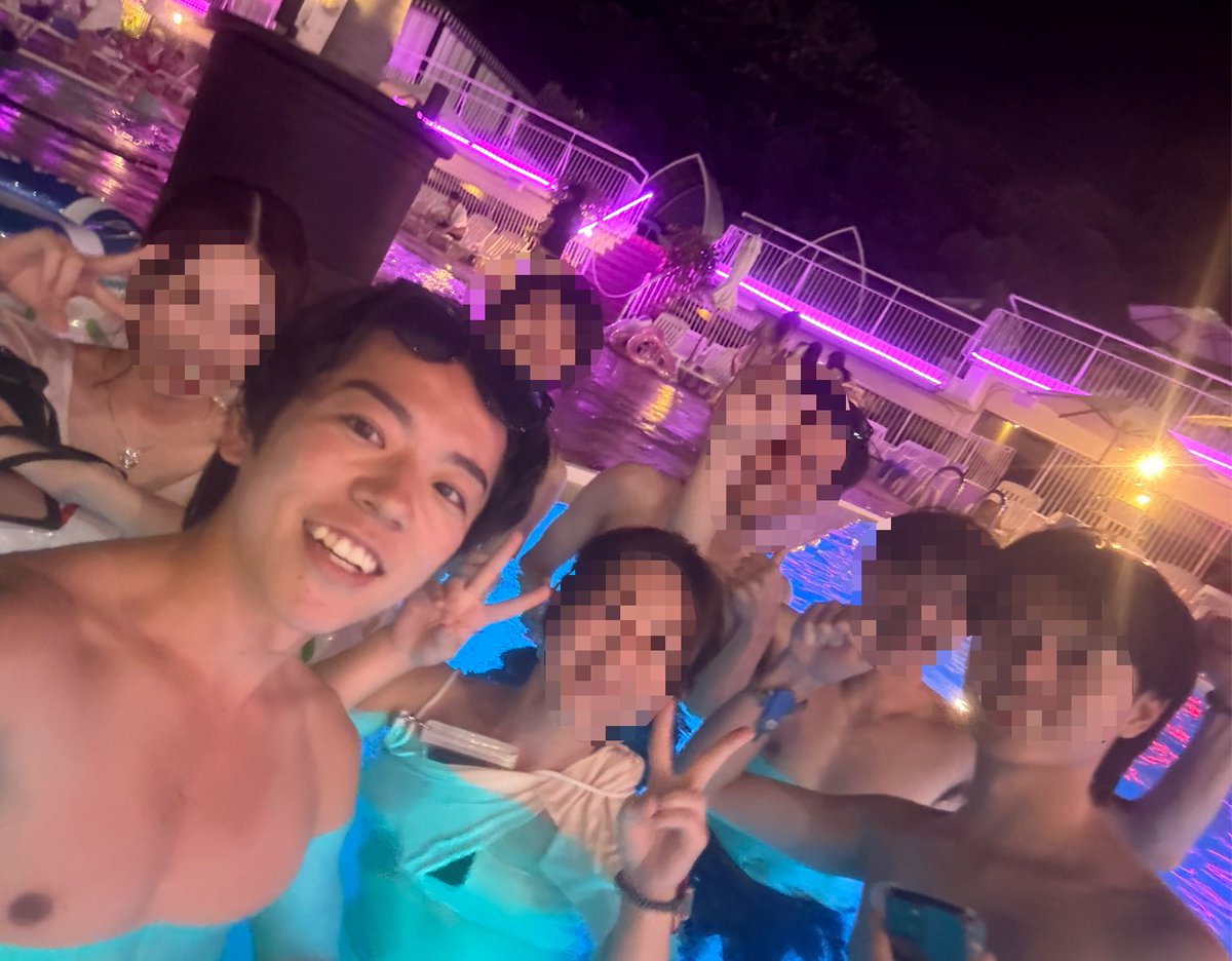 matchingphoto's tweet photo. この夏本気で彼女を作りたい男性は、ナイトプールに行ってみたほうがいい。

理由はシンプル。

他の男性がしていない経験が、恋愛では武器になるからです。

ナイトプールに行けば、　　　　　　　　　　　　　　　　　　　　　　　　　　　　　　　　　　　　　　　　　　　　　　　　　　　　　　　
・女性との会話のネタが増える
・デートスポットの引き出しが増える
・夏らしい写真や思い出ができる

これだけでも、恋愛での魅力は少しずつ積み上がっていきます。

もう一つ大きな理由として、女性がいる空間に足を運ぶことで、「今年こそ彼女を作りたい」という気持ちが自然と高まるからです。

よくあるのが、

「筋トレを頑張ろう。」
「美容を頑張ろう。」
「自分磨きをしよう。」

ここで止まってしまうこと。

もちろん全部大切です。

でも、彼女を作るためには、女性と接点が生まれる場所へ行かなければ何も始まりません。

恋愛は、家と職場の往復だけでは前に進みません。

この夏は少しだけ行動範囲を広げてみてください。

その一歩が、今年の夏を「彼女ができた夏」に変えるきっかけになるかもしれません。