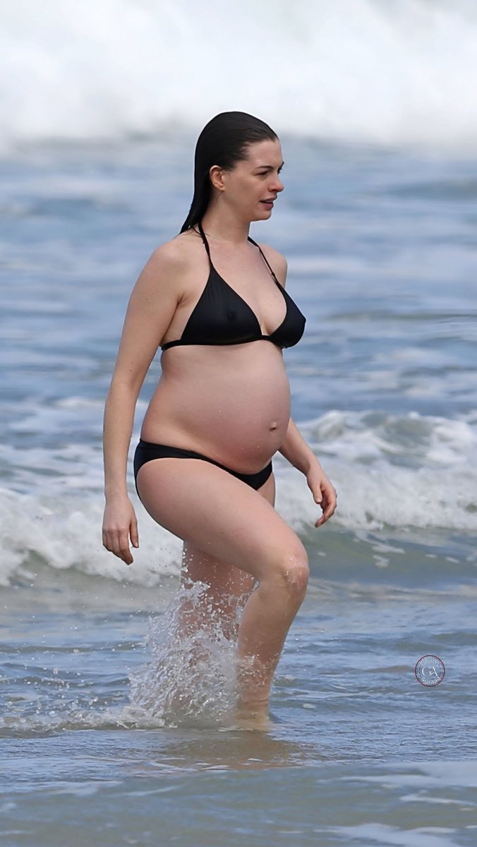 beckaliciouss_'s tweet photo. Anne Hathaway is 43, expecting her third... and still undefeated🔥 https://t.co/nkrJMxb2Uj