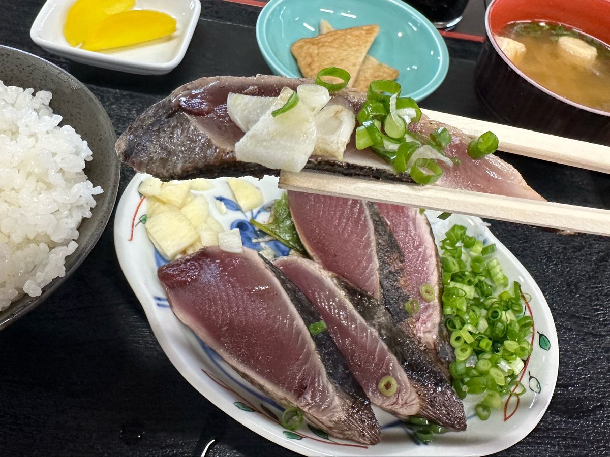 degorira's tweet photo. 財布持って来るの忘れたけど、奇跡的にコインケースに100円玉20枚以上入ってて助かったw現金あんまり持ってない事に気がついた店員さんがご飯大盛りサービスしてくれた🥹階段きっついけど、また絶対ここに食べにこよう🥹土佐の鰹は日本一美味い🐟 https://t.co/9KjbyhgL2i