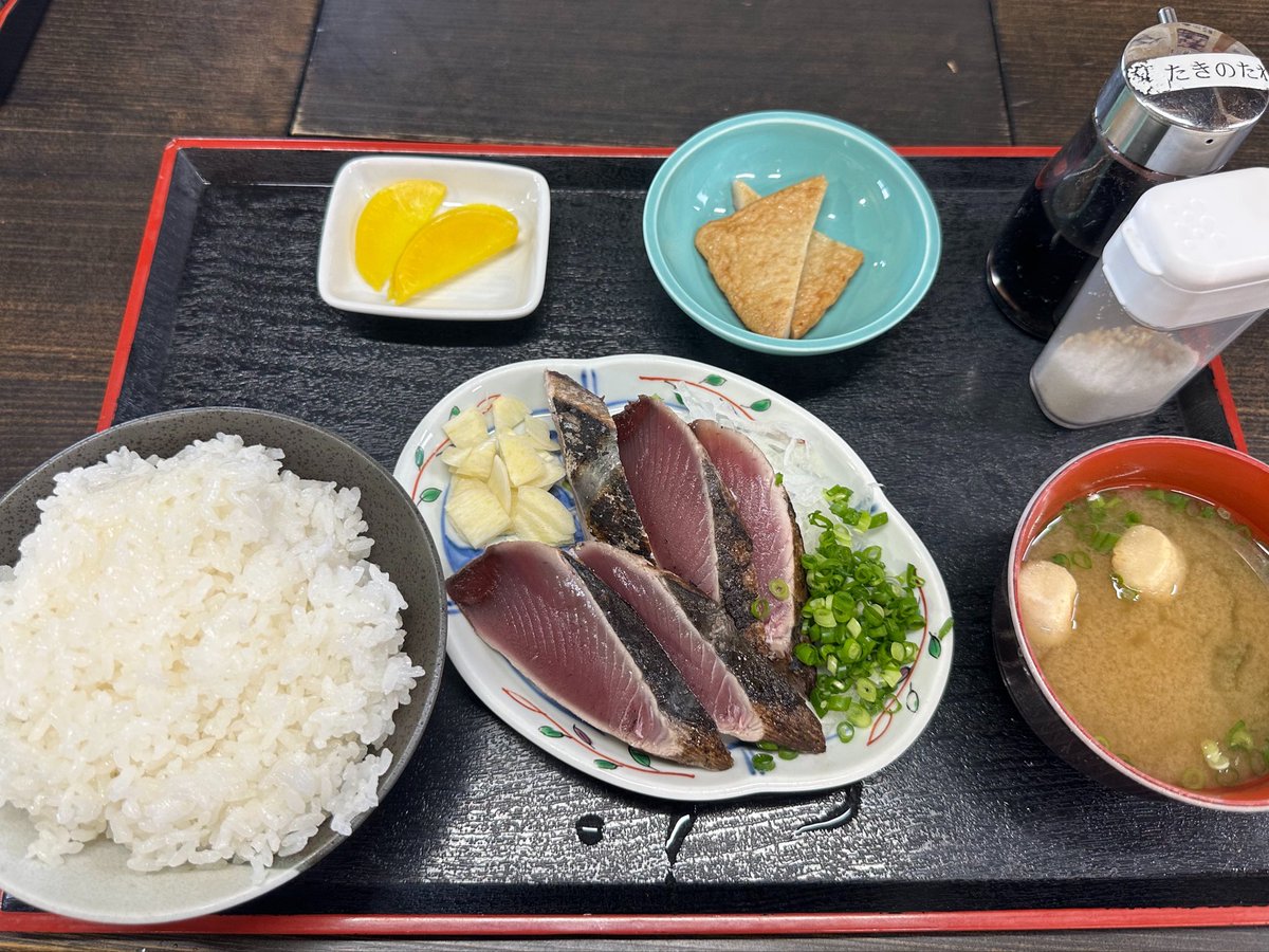 degorira's tweet photo. 財布持って来るの忘れたけど、奇跡的にコインケースに100円玉20枚以上入ってて助かったw現金あんまり持ってない事に気がついた店員さんがご飯大盛りサービスしてくれた🥹階段きっついけど、また絶対ここに食べにこよう🥹土佐の鰹は日本一美味い🐟 https://t.co/9KjbyhgL2i