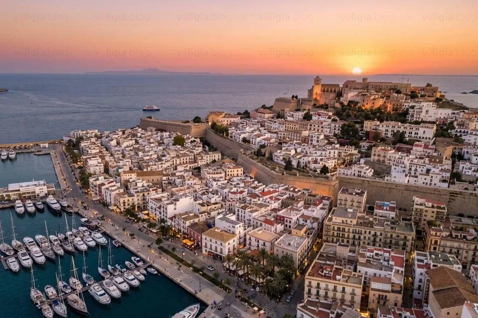 valigiablog's tweet photo. Ibiza tra Dalt Vila, spiagge cristalline e tramonti indimenticabili. Scoprila sul blog #Ibiza #IsoleBaleari #Mediterraneo #Estate2026 #TravelBlog via @valigiablog https://t.co/wIMiDbeAnA https://t.co/D7FJUFsQEZ