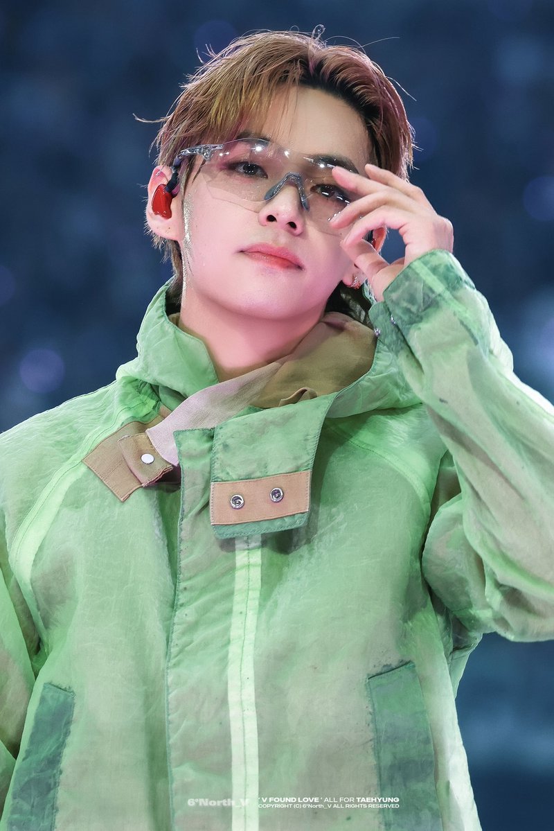 6North_V's tweet photo. 260706 런던 Day 1
#BTS #방탄소년단 #방탄
#뷔 #김태형 #태형 
#TAEHYUNG #V https://t.co/YojCloPji8