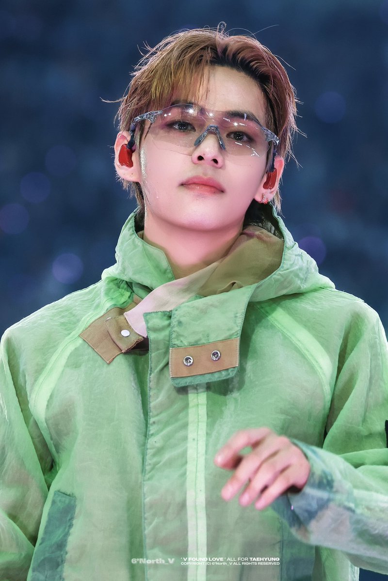 6North_V's tweet photo. 260706 런던 Day 1
#BTS #방탄소년단 #방탄
#뷔 #김태형 #태형 
#TAEHYUNG #V https://t.co/YojCloPji8