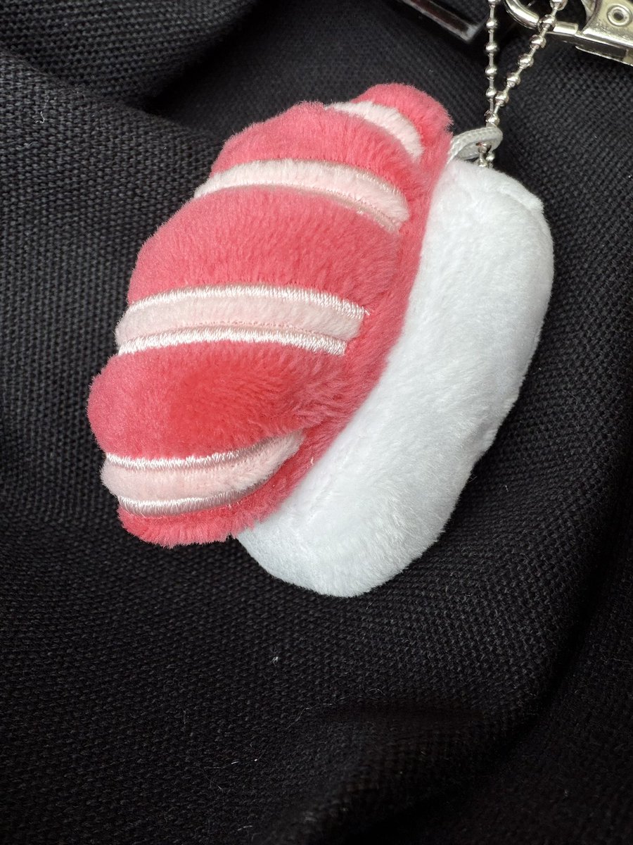 nwv_zh's tweet photo. 学校のカバンに付けて行ったら
友達に何で？？？って聞かれたから
底のAdoって書いてるところ見せたら、なるほどって納得してくれた https://t.co/eFoHrQMA4F
