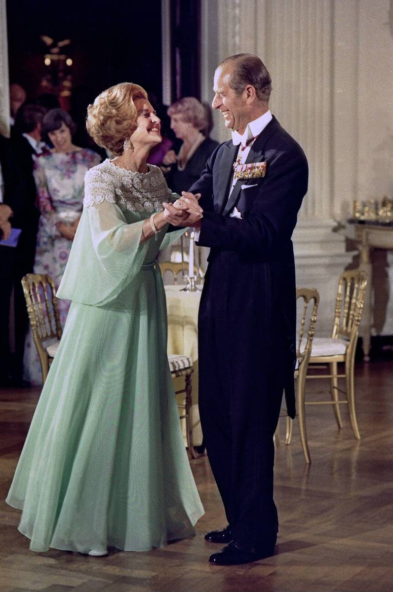 sarahdiaryz's tweet photo. #OTD 50 years ago. Queen Elizabeth II and Prince Philip, Duke of Edinburgh attend a State Dinner, hosted by Gerald and Betty Ford, President and First Lady of the United States, during Their State Visit to the United States at the White House on July 7, 1976 in Washington DC. 🇺🇸 https://t.co/Bi8paAtbWo
