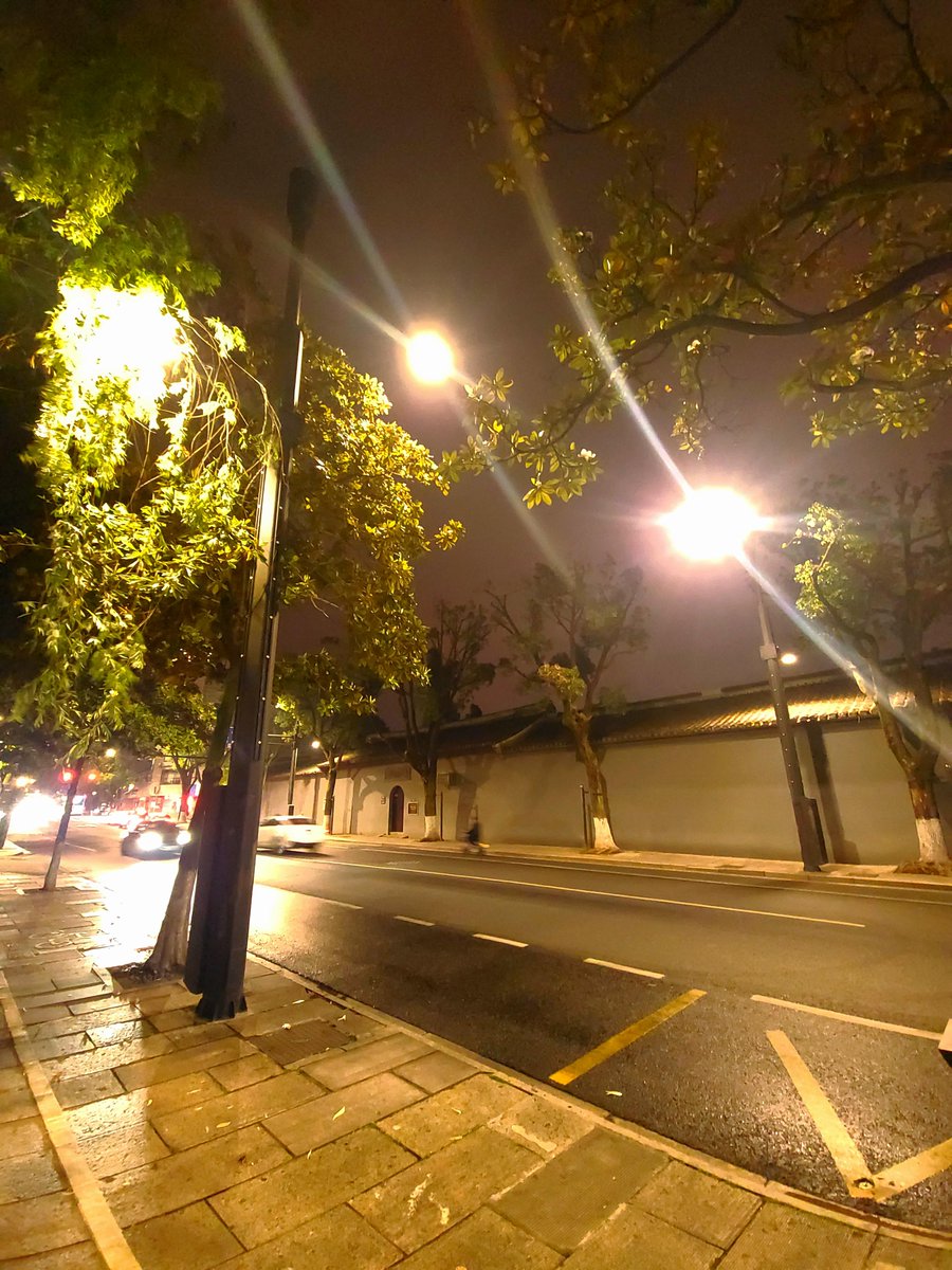 karlimsommer's tweet photo. Caught this random street corner glow – the kind that makes ordinary moments feel like something to pause for https://t.co/inXyX7WFHd
