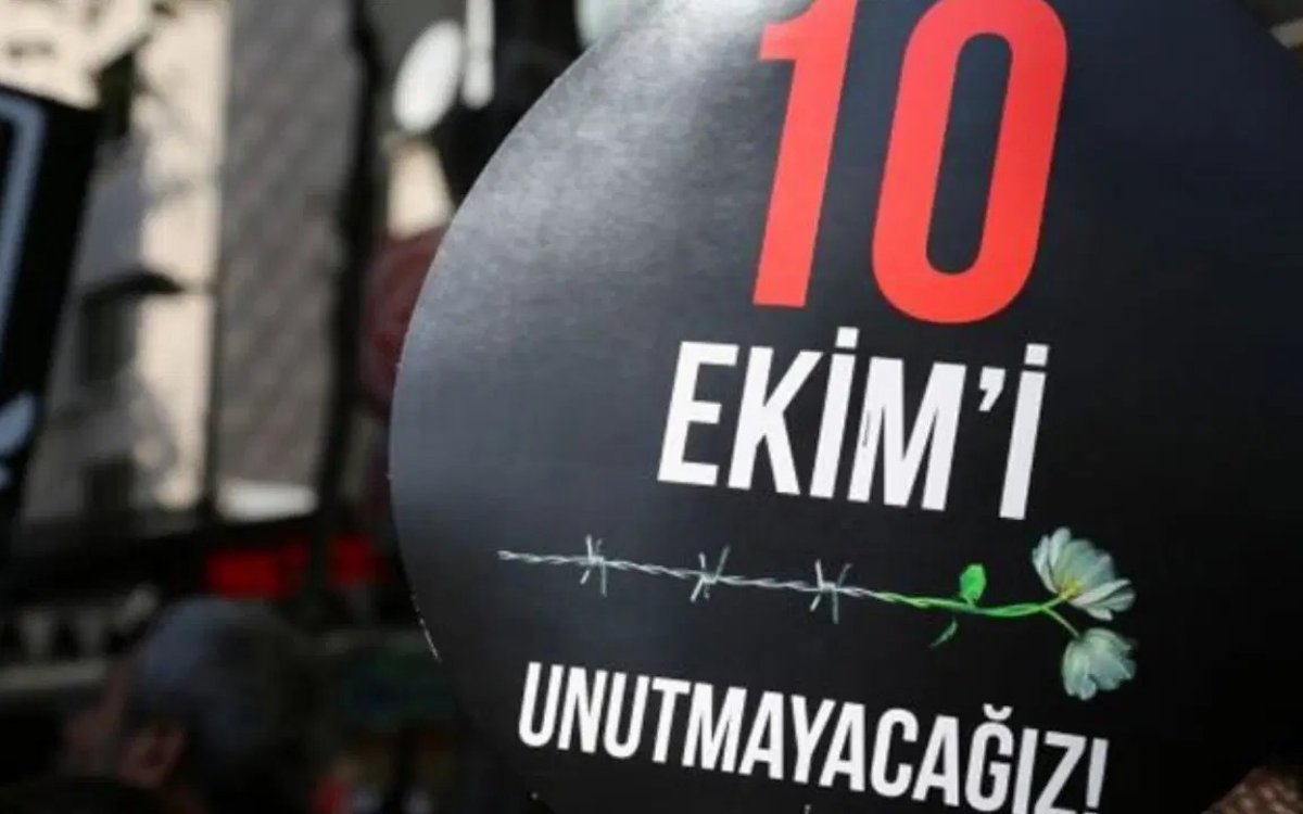 seyitaslan1917's tweet photo. Medya Ombudsmanı Faruk Bildirici, Ahmet Davutoğlu'nun "hakaret" ve "çarpıtma" diyerek savunmaya çalıştığı "10 Ekim sonrası oylarımız yükseliyor" açıklaması için arşivleri açıklamış.

Bildirici'nin yazısından ilgili bölüm aynen şöyle:

"Tartışmayı görünce ben de arşiv karıştırdım. Davutoğlu, 19 Ekim 2015’te, Başbakan olarak AHaber’e çıkmıştı. Ankara’daki bombalı saldırıdan dokuz gün sonra. Davutoğlu, programda önce Murat Akgün’ün saldırıyla ilgili sorularını yanıtlıyor, sonra da konu anketlere geliyor:

Akgün: Özellikle Ankara’daki saldırının ardından yapılan anket ve sonuçları var mı?

Davutoğlu: Anketler geliyor. Öncesinde, beyanname sonrasında anket yaptık. Şimdi Ankara’da terör saldırısı sonrasında, kamuoyunun nabzını tutuyoruz. Oylarımızda bir yükseliş trendi var.

Akgün: Sonuç geldi mi? Anket var mı?

Davutoğlu: Geldi tabii, var. Ama şimdi birçok anket olduğu için tek tek onları değerlendirmek…

Akgün: Benim kastım saldırıdan sonra.

Davutoğlu: Saldırıdan sonra da yüzde 43-44 bandına doğru bir yükselme trendi devam ediyor bizim oylarımızda...

Davutoğlu bombalı saldırıdan hemen sonra oylarının artmasından aynen böyle söz ediyor. Gerçekten de 7 Haziran 2015 seçimlerinin sonuçları tersyüz oldu, AKP 1 Kasım seçimlerinden zaferle çıktı. AKP’nin oylarının artmasında iki seçim arasında patlayan bombaların oluşturduğu karanlık ortamın etkisi büyüktü."

Unutmadık, unutturmayacağız. Tüm sorumlular hesap verene kadar mücadele sürecek!

https://t.co/HdB2olPOUa