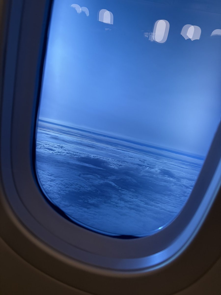 slimmaeken's tweet photo. 飛行機に乗ってさ、空を見ながら、エンヤ聴いてミネラルウォーター飲んでみて。

自分が聖人になった気がするよ。 https://t.co/qkTWulog3e