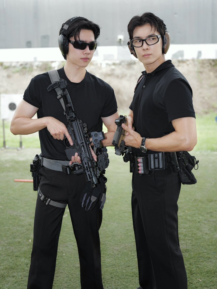mommyMG19's tweet photo. ฉันผู้ที่กำลังอ่านนิยายเรื่อง มาเฟียเมียสารวัตร...พอเห็นรูปนี้แล้วฉันขำลั่นอ่ะ มันได้มากๆๆๆ สารวัตรภู&amp;ผู้หมวดธาร..
ขำจนท้องแข็งอะไรมันจะมาได้จังหวะขนาดนี้ ซร.แนวเลิฟคอมมาดีับู้นิดๆดราม่าหน่อยๆคู่กันซักเรื่องเหอะพี่มิว🙏😂😂😂
#MewSuppasit
@MSuppasit https://t.co/wLDs9t14Cx
