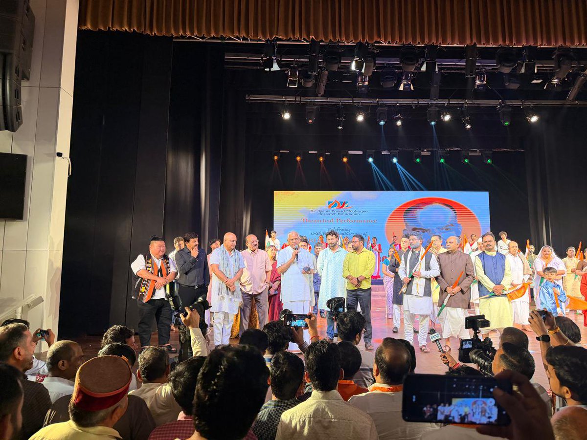 AlongImna's tweet photo. किताबों में पढ़ा इतिहास, मंच पर साँस लेता हुआ दिखाई दिया। 

नई दिल्ली के कमानी ऑडिटोरियम में भारत केसरी डॉ. श्यामा प्रसाद मुखर्जी जी की 125वीं जयंती के उपलक्ष्य में आयोजित नाट्य प्रस्तुति में सम्मिलित होकर उनके अद्वितीय जीवन, राष्ट्रनिर्माण के संकल्प और अखंड भारत के प्रति उनके विचारों को एक नए दृष्टिकोण से अनुभव करने का अवसर मिला।

इस गरिमामय अवसर पर भारतीय जनता पार्टी के राष्ट्रीय महासचिव (संगठन) आदरणीय श्री @blsanthosh जी की प्रेरणादायी उपस्थिति ने कार्यक्रम की गरिमा को और भी बढ़ाया।

ऐसे प्रेरणादायी आयोजन हमारी विरासत को नई पीढ़ी तक पहुँचाने का सशक्त माध्यम हैं। इस भावपूर्ण प्रस्तुति के लिए सभी कलाकारों एवं आयोजकों को हार्दिक बधाई।