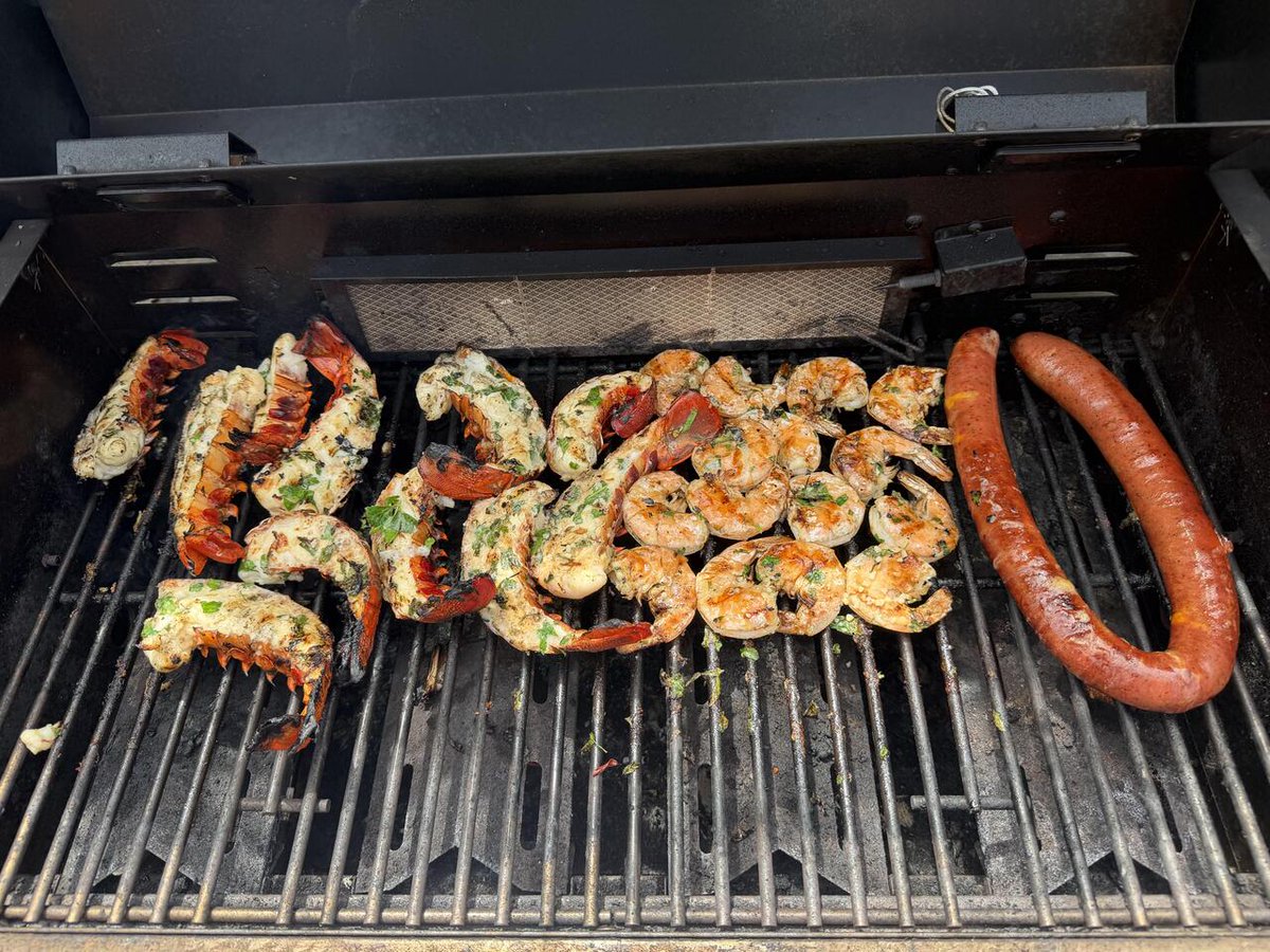 homevsfastfood's tweet photo. [homemade] BBQ’D lobster that I caught, shrimp that I bought and venison that I shot!!
#homemadebbq #lobstercatch #saltedshrimp #venisonhunter #grillmasterlife #homecooking #food #recipes #foodpic #foodie #foodlover #cooking #hungry #goodfood #homecookingvsfastfood https://t.co/8gNbX5hiUO