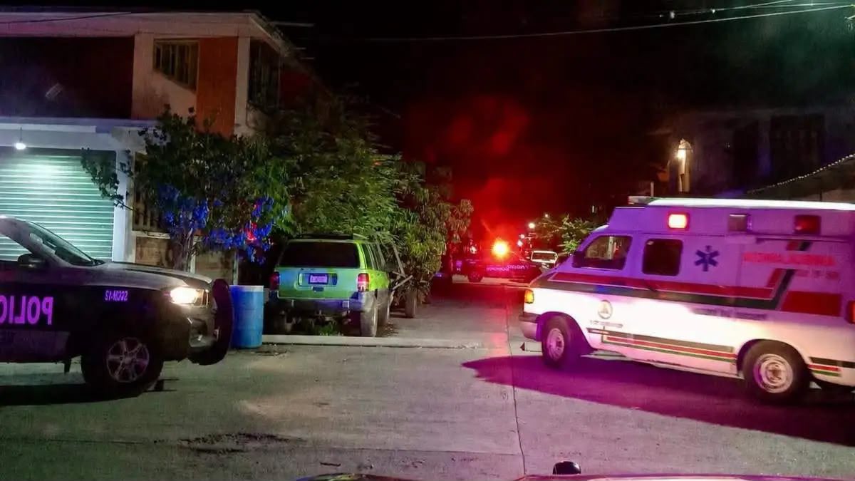 ArturoVill7's tweet photo. 🤬🇲🇽 Que se pudra en la cárcel.

No se le está dando la suficiente viralidad a esta noticia.

Un hombre identificado como Rafael habría asesinado a su esposa, Mónica, en el municipio de Venustiano Carranza, Puebla.

¿El motivo? Presuntamente una mezcla de alcohol, drogas y la frustración por la eliminación de la selección mexicana.

Según la información difundida, Mónica le ofreció de cenar cuando él regresó de ver el partido. Bajo los efectos del alcohol y estupefacientes, comenzó a insultarla y agredirla hasta que tomó un machete y la degolló.

Los gritos de la víctima alertaron a los vecinos, quienes llamaron a la policía. Al llegar, los agentes encontraron al agresor armado con el machete e impidiendo que se auxiliara a la mujer. Un oficial tuvo que dispararle para someterlo.

Ojalá este animal pase el resto de su vida en la cárcel.