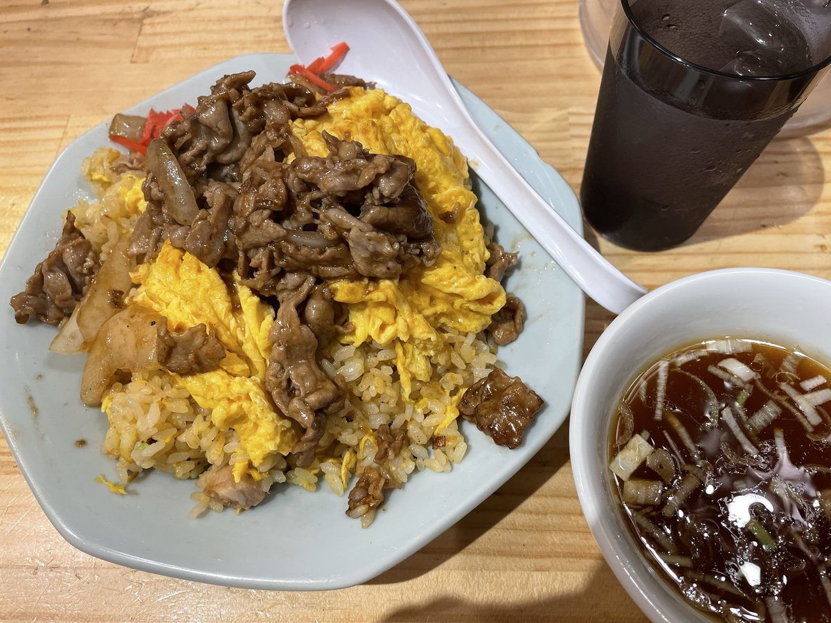 lionMFS's tweet photo. 本日は新店開発。「肉玉炒飯」です。

🦁さんとは真逆のゴリマッチョな店主が、力任せの豪快な調理スタイルでコンロに鉄鍋を叩くと振動で床が揺れる。味付けも盛付けも「雑」、でも一つ一つは悪くない。全体的に雑でセンス無さは人柄でカバーってやり方なんだな。

大盛無料で1,000円也 https://t.co/Pa00CBr2a1