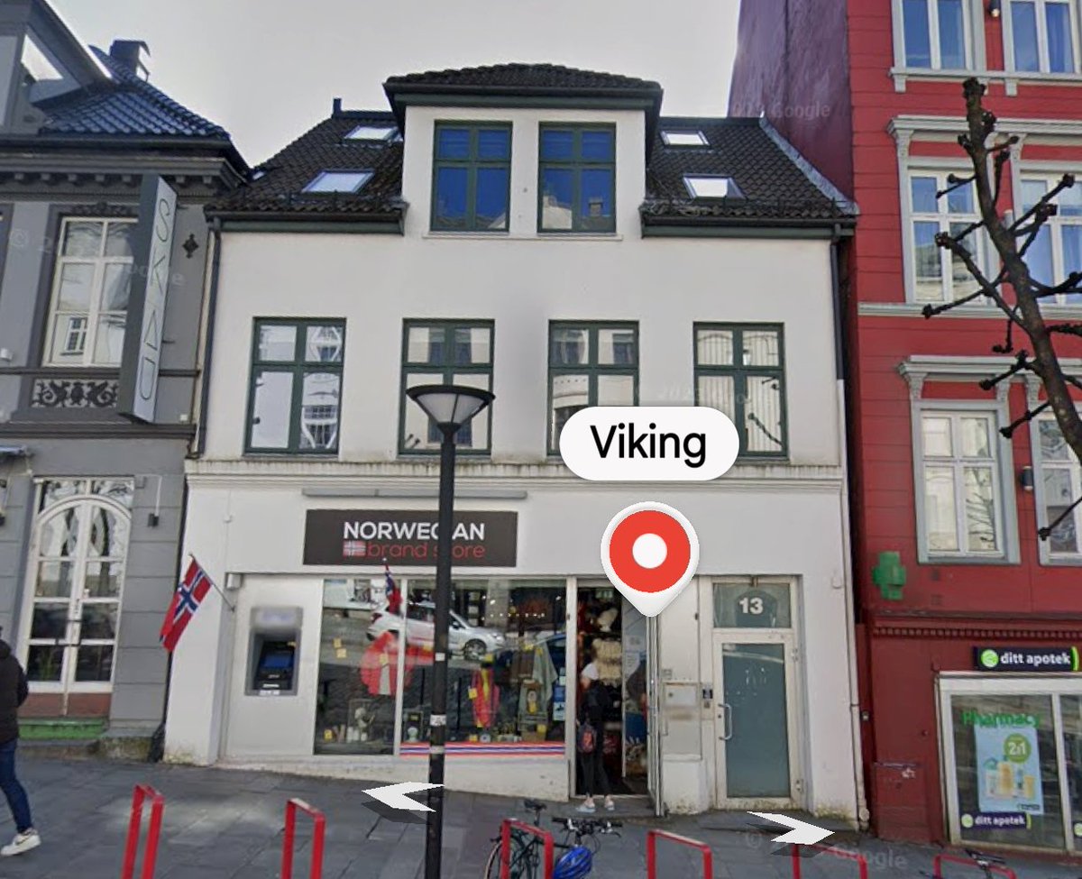 LFC_ID's tweet photo. Laju Norwegia ke babak QF World Cup 2026 ini emang cukup membahagiakan buat gue pribadi. 

Selain liat Vikings Row, atau mengagumi Haaland sebagai pesepakbola generasi baru yang menurut gue layak jadi role model, gue memang punya soft spot ke negara ini.

Norwegia jadi destinasi luar negeri pertama gue. Masih culun, anak dusun, ga pernah jadi mahasiswa, English masi blepotan, dikirim kantor ke sana buat short course.

Dan di sana, kek ngerasain secuil keramahan dan humble nya orang Norwegia, yang kek dibilang banyak orang. 

Bergen, adalah kota yang gue kunjungi.

Kota yang sebagian pekerjanya commuting pake kapal 😅

Gambar pertama di bawah adalah salah satu spot turis penting di Bergen. Fløibanen, kereta jalur pendek buat naik ke bukit dengan kemiringan ekstrim. Itu adalah "stasiun" nya.

Kelar gue naik dan menikmati senja kota Bergen dari puncak bukit, gue lagi foto foto di depan stasiun. Gantian gitu ama temen. Masih pake kamera analog.

2 orang mbak bule ngeliatin. Tiba tiba salah satunya nawarin buat motoin biar kami keliatan smua dalam 1 frame.

Pas udah kelar, si mbak itu minta tolong buat gantian motoin. Mereka senyum senyum penuh arti. Tapi gue ga ge er. Gue tau itu bukan berarti mereka naksir 😝

Kelar sesi foto, mbak bule yang motoin tadi nanya, kami berasal dari mana. Akhirnya kami jawab dari Indonesia, dan ini yang bikin mereka excited. Ternyata mbak satu lagi tau dikit tentang Indonesia.

Dan sekonyong konyong mba yang motoin tadi nawarin kami buat singgah di toko nya. Minum teh, ngemil ngobrol, pengen tau lebih tentang Indonesia.

Kami bingung, lhoh orang setempat kok tadi foto foto di lokasi turisme.

Kata mereka, seumur" tinggal deket banget ama Fløibanen, tapi ga punya foto di depan stasiun. Katanya, malu 😝

Singgahlah gue dan 1 temen, ke toko nya mbak itu. Melewati senja hingga sedikit malam. Hangat karena cuaca di Bergen juga dingin, dan hangat dengan obrolan singkat kami.

Toko itu dulu pas kami di sana jualan souvenir. Sekarang dah berubah 

Foto kami udah rusak. Klise nya masih ada, blum sempet cetak lagi 😅

📸 google (Roberto Moretti)